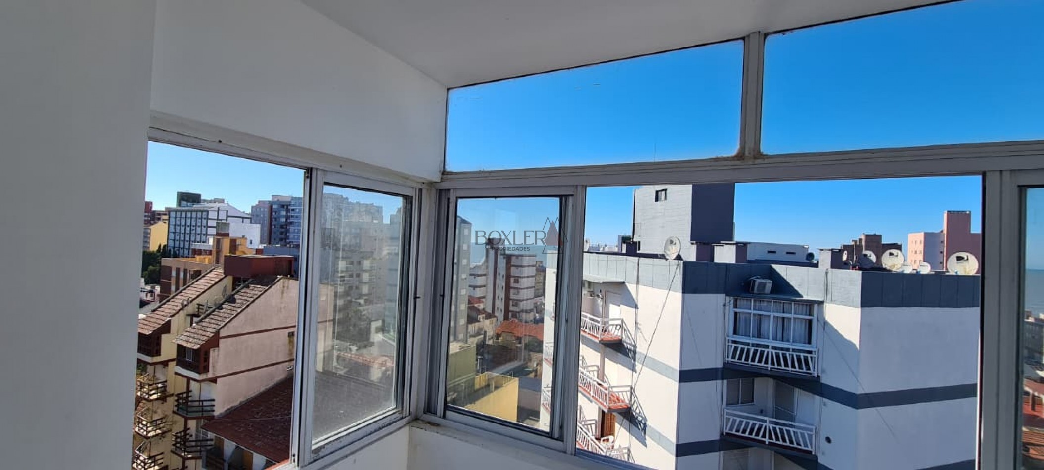 Luminoso departamento con 2 dormitorios y 2 baños en zona centrica