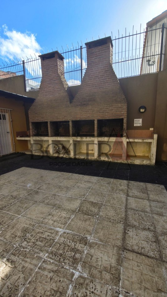 AMPLIO DEPARTAMENTO DE 4 AMBIENTES CON EXCELENTE UBICACION